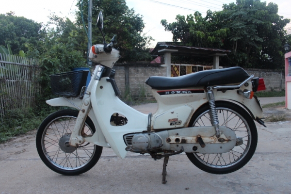 C700สีขาว(สีหายาก)รถเดิมๆพร้อมประกวดมีทะเบียนขายถูกๆ9700บาท