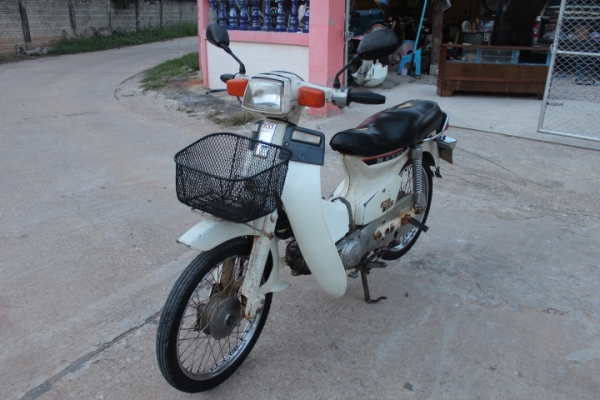 C700สีขาว(สีหายาก)รถเดิมๆพร้อมประกวดมีทะเบียนขายถูกๆ9700บาท