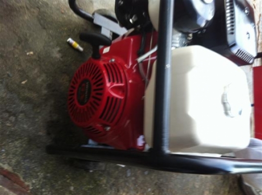 ขายเครื่องปั่นไฟ 220 V. 6 KVA.เชื่อมได้ ขนาดลวด 4 MM ส่งทั่วประเทศ (VDO สาธิตการทำงาน) ขายเครื่องปั่นไฟ 220 V. 6 KVA.เชื่อมได้ ขนาดลวด 4 MM ส่งทั่วประเทศ (VDO สาธิตการทำงาน)