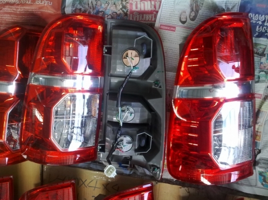 ขายไฟท้ายวีโก้วีโก้แชมป์ ถอดป้ายแดง พร้อมขั้วหลอด