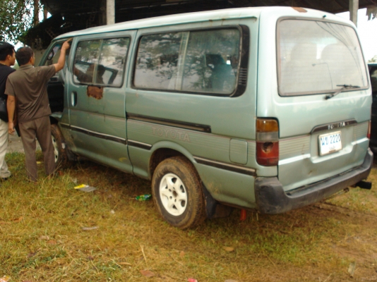 TOYOTA HIACE ปี38 เครื่อง3L 2800 เครื่องดี ช่วงล่างพอใช้ เอกสารครบพร้อมโอน ราคาต่อรองได้อีก