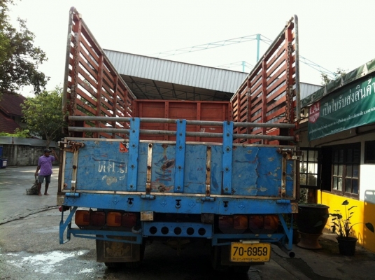 ขาย HINO  KL  ทะเบียนกรุงเทพฯ รถบรรทุก 6 ล้อ กระบะไม้สภาพดี พร้อมใช้งาน