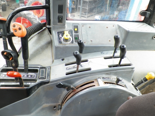 ขายFORD 6640 คานหน้าคาราโร่ 2 เพลา ใบมีดดันหน้า CMT 80\%