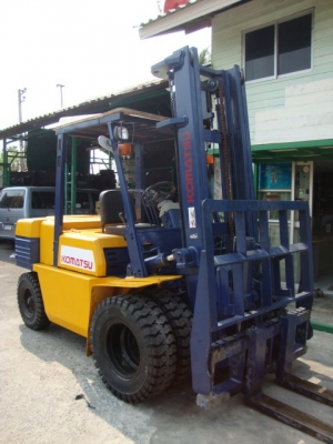 ขายรถโฟล์คลิฟท์ KOMATSU  FD35-5  เครื่องยนต์ดีเซล  เสาสูง  4 เมตร  ฮิ้งค์โฟล์ค  เกียร์ธรรมดา  ยางตันล้อหน้าคู่