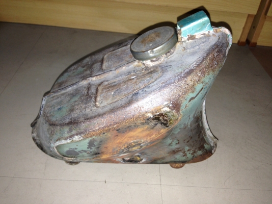 ขายถังsuper cub ถังเเท้รูกลาง งานเดิมเนียนๆ ไม่รูรั่ว ไม่บุบ สภาพเก่าเก็บ ลอกสีเดิมให้เหล์กเนื้อ ราคา 1800 บาทพร้อมส่วครับ