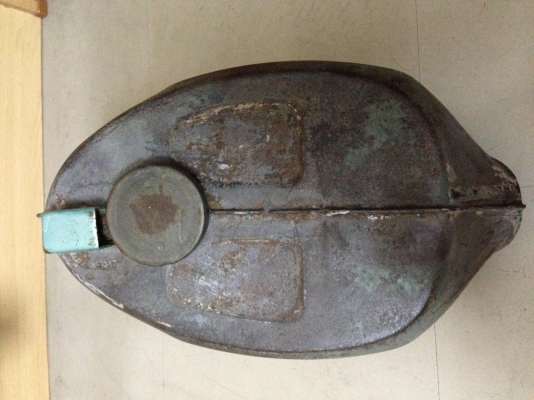 ขายถังsuper cub ถังเเท้รูกลาง งานเดิมเนียนๆ ไม่รูรั่ว ไม่บุบ สภาพเก่าเก็บ ลอกสีเดิมให้เหล์กเนื้อ ราคา 1800 บาทพร้อมส่วครับ