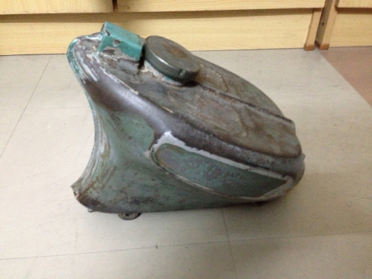 ขายถังsuper cub ถังเเท้รูกลาง งานเดิมเนียนๆ ไม่รูรั่ว ไม่บุบ สภาพเก่าเก็บ ลอกสีเดิมให้เหล์กเนื้อ ราคา 1800 บาทพร้อมส่วครับ