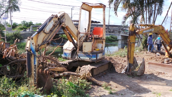 ขาย แบ็คโฮ KOMATSU PC 30 และ NISSAN S&amp;B15 บูมสไลด์ซ้าย ขวา