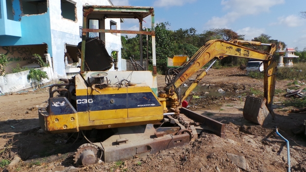 ขาย แบ็คโฮ KOMATSU PC 30 และ NISSAN S&amp;B15 บูมสไลด์ซ้าย ขวา