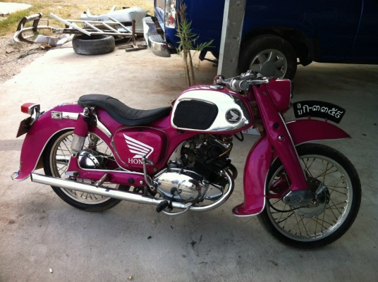 ขายc-92เครื่องติดขี่ได้มีเล่มทะเบียนสีเขียวเลขเครื่องตรงเลขตัวถังตรง/ไมมีชุดโอน/ ทะเบียนขาดปี50/ราคา35000บาท สนใจติดต่อคุณเก่ง 0896154841(รถอยู่สระบุรีครับ)