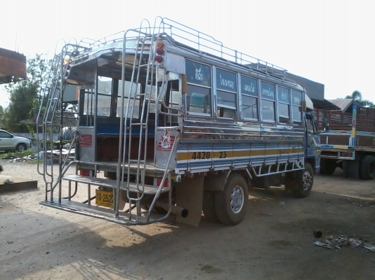 หลังคารถโดยสาร ยกลงจากอิซูซุ NPR 115 แรงมีเบาะนั่ง สแตนเลสอย่างดีจ้า วางไว้ไม่ได้ใช้มันจะพังซะเปล่า ๆ