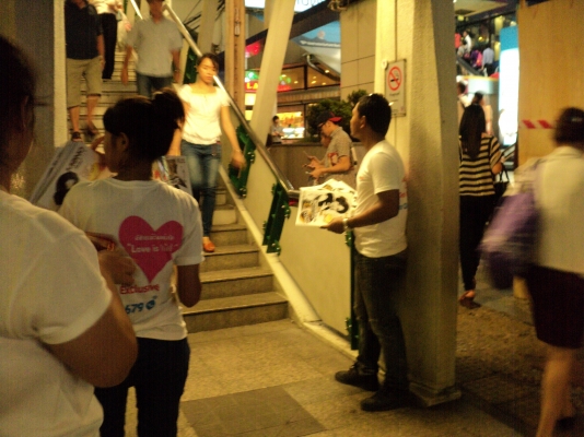 รับแจกใบปลิวต่างๆและนิตยสาร