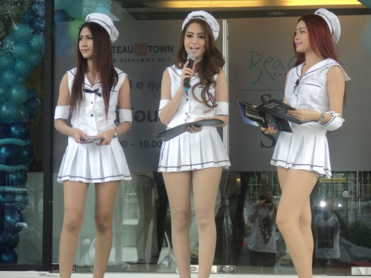 รับแจกใบปลิวต่างๆและนิตยสาร