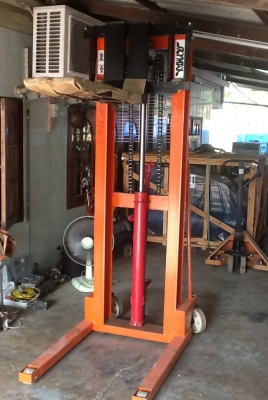 Hand stacker 2000 kg สูง 1.6 m. 0833554933