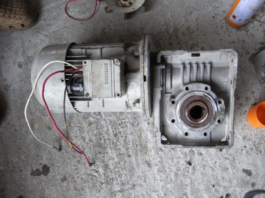 ขายมอเตอร์เกียร์ Siemens 2 HP. 1400 RPM. ชุดเกียร์ทด 20:1 สภาพดี พร้อมใช้งาน