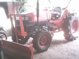 KUBOTA L4508 - 2  เพลา ใช้งาน 1,394 ชม. อุปกรณ์มีใหครบ มีโรตารี่ ใบมีดดันหน้า ผานพรวนดิน 5 สภาพดีเหมือนของใหม่ทุกชิ้น เครืองยนต์แห้งดีไม่มีเยิ้ม ช่วงล่างดียางสภาพ 80\% พร้อมใช้งานได้เลย เอกสารครบพร้อมโอนครับ