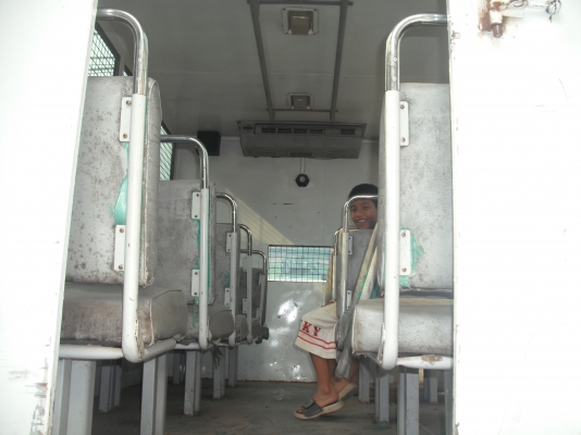 ขายตู้ติดมากับรถขนผู้ต้องขังมีแอร์