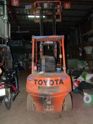 ขายโฟร์คลิฟท์ TOYOTA รุ่น4  2กระบอก 2.5 ตัน