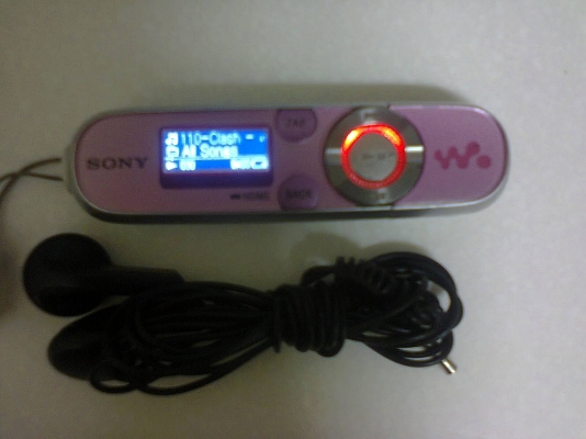 MP3  SONY WALKMAN    ใช้ดี  ใช้ได้ปรกติ  ชาร์ตกับเครื่องคอมพิวเตอร์