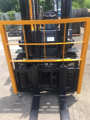 ฟอล์คลิฟต์ 3 ตัน TCM FHD30Z5  รถนำเข้าจากญี่ปุ่น