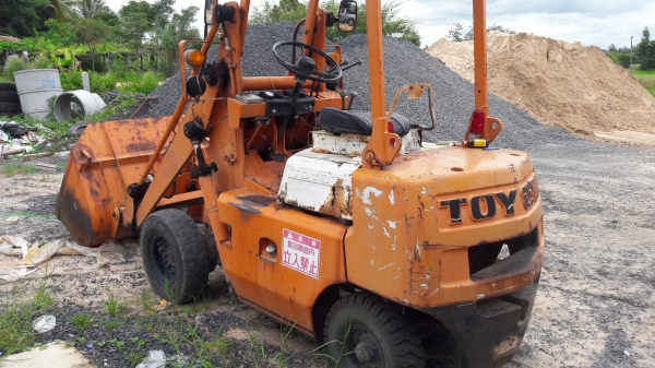 รถตัก หิน-ทราย Toyota.เครื่องดีเซล.ตัก1คิว.ยางใหม่2เส้นหลังหน้าสวย พร้อมใช้ เครื่องดี .ปั้มยกดี คอตัก ยาว2เมตรใช้สำหรับตักไส่หกล้อครับ.ราคา120000.฿.โทรปรึกษาได้ครับ.0875511464-0636359242