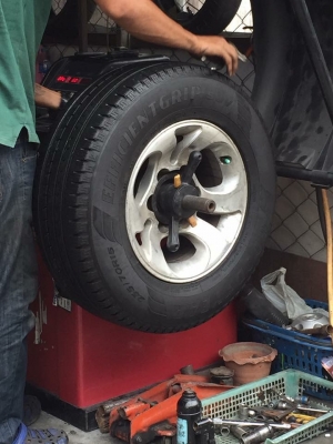 ยาง Goodyear 235 70 15 กลางปี15 ดอกเต็ม ไม่มีปะ ใช้ยาว ราคาไม่แพง