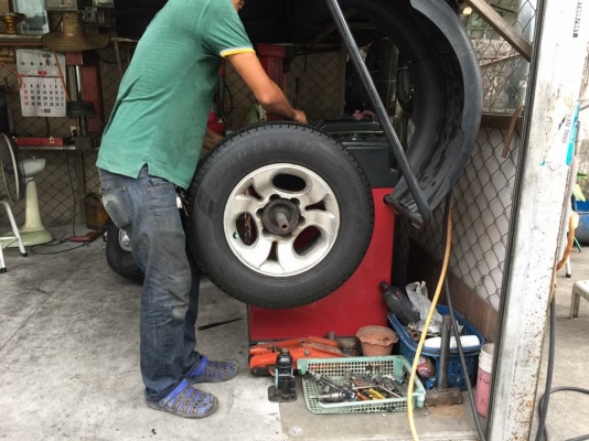 ยาง Goodyear 235 70 15 กลางปี15 ดอกเต็ม ไม่มีปะ ใช้ยาว ราคาไม่แพง