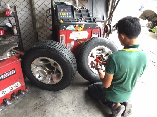 ยาง Goodyear 235 70 15 กลางปี15 ดอกเต็ม ไม่มีปะ ใช้ยาว ราคาไม่แพง
