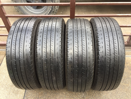 ยาง Bridgestone 215 65 16 กลางปี16 ดอกเต็ม ไม่มีปะ ใช้ยาว ราคาไม่แพง