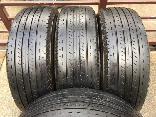 ยาง Bridgestone 215 65 16 กลางปี16 ดอกเต็ม ไม่มีปะ ใช้ยาว ราคาไม่แพง
