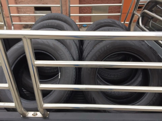 ยาง Bridgestone 215 65 16 กลางปี16 ดอกเต็ม ไม่มีปะ ใช้ยาว ราคาไม่แพง