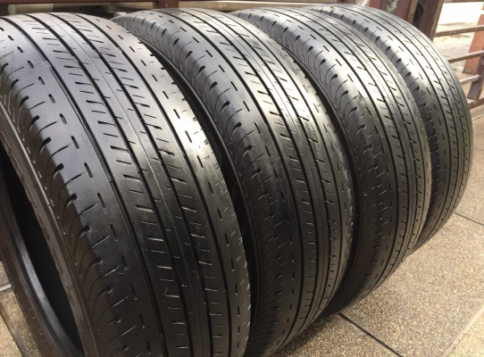 ยาง Bridgestone 215 65 16 กลางปี16 ดอกเต็ม ไม่มีปะ ใช้ยาว ราคาไม่แพง