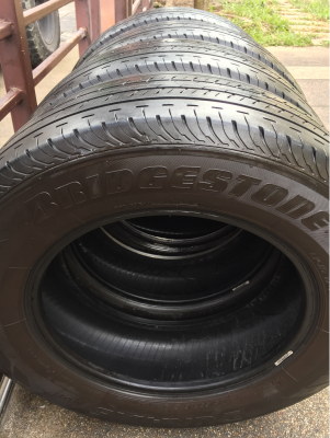 ยาง Bridgestone 215 65 16 กลางปี16 ดอกเต็ม ไม่มีปะ ใช้ยาว ราคาไม่แพง