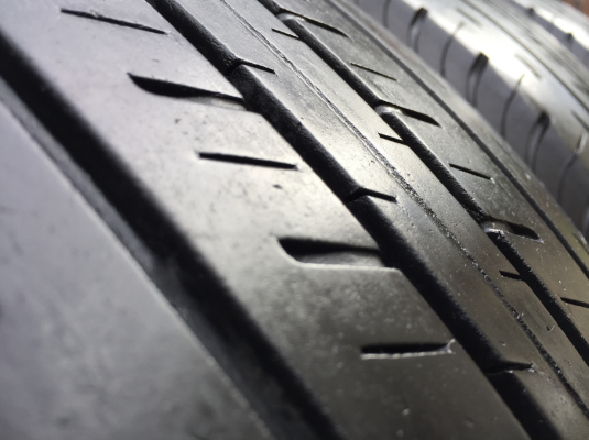 ยาง Bridgestone 215 65 16 กลางปี16 ดอกเต็ม ไม่มีปะ ใช้ยาว ราคาไม่แพง