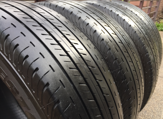 ยาง Bridgestone 215 65 16 กลางปี16 ดอกเต็ม ไม่มีปะ ใช้ยาว ราคาไม่แพง