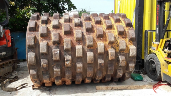 ขายด่วนลูกหนามรถบดใส่รถขนาด10-12ตัน BOMAX DYNAPAC ขายด่วนลูกหนามรถบดใส่รถขนาด10-12ตัน BOMAX DYNAPAC