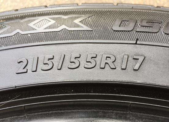 ยาง Dunlop 215 55 17 ปี15 ดอกเต็ม ไม่มีปะ ใช้ยาว ราคาไม่แพง