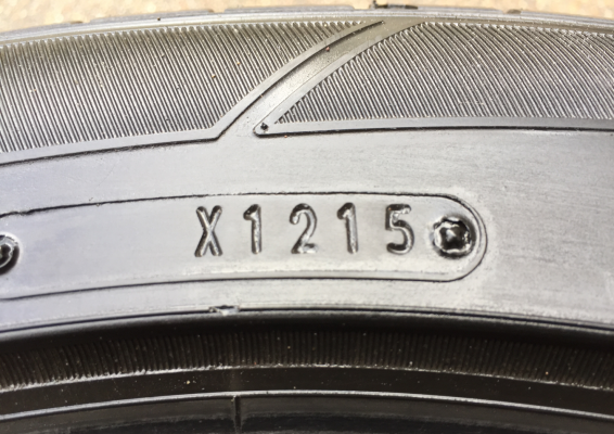 ยาง Dunlop 215 55 17 ปี15 ดอกเต็ม ไม่มีปะ ใช้ยาว ราคาไม่แพง