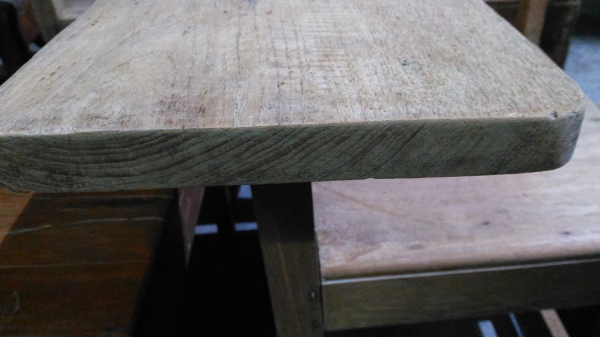 เก้าอี้ไม้สักเก่า