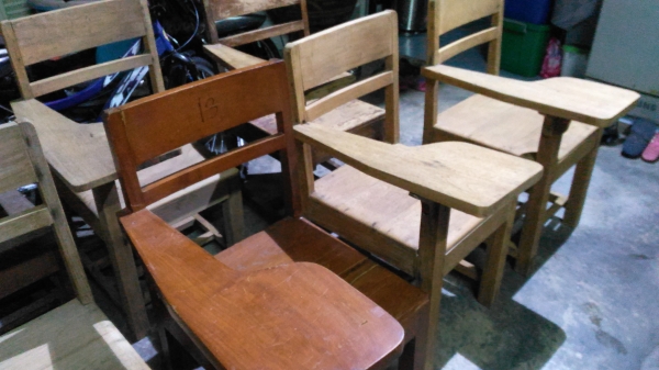 เก้าอี้ไม้สักเก่า