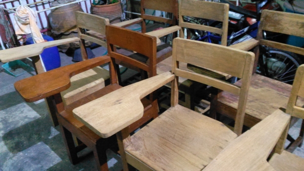 เก้าอี้ไม้สักเก่า