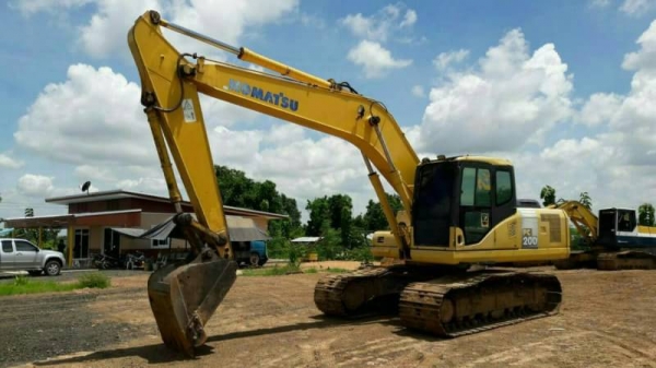 ขาย 1,350,000  KOMATSU PC200-7 สวย (มือเดียวจากห้าง) เครื่องดี ปั้มแรง โช่หนา เอวแน่น ไฟฟ้าครบ แอร์เย็น เอกสารเล่มทะเบียน รถอยู่ จ.นครราชสีมา 090-772-3710 090-772-3708