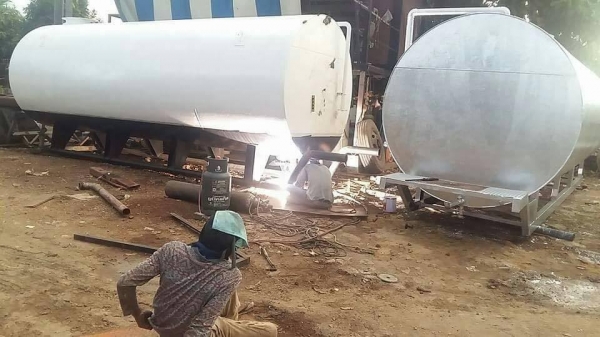 ถังน้ำมันสวยๆ มีหลายขนาดครับ ขัดทำสีใหม่ทุกใบ สเปคดีที่สุดจากร้านวินิตร ถูกและดีที่สุดแน่นอน ถังน้ำมันสวยๆ มีหลายขนาดครับ ขัดทำสีใหม่ทุกใบ สเปคดีที่สุดจากร้านวินิตร ถูกและดีที่สุดแน่นอน