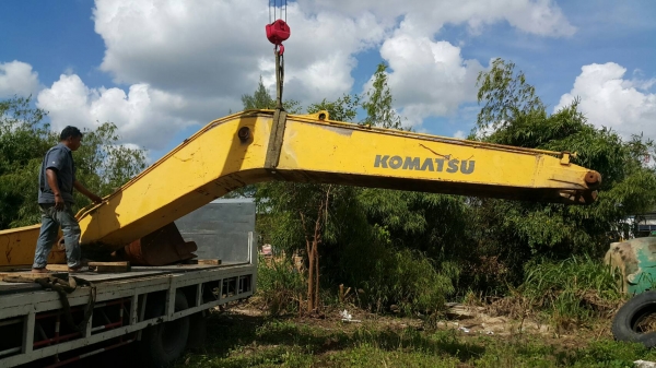ขายด่วนๆๆเลยครับ รุ่น Komatsu Pc200-6 ขายครับ หมดชุด มี บูม+อาร์ม 1 ชุด ไม่แตก