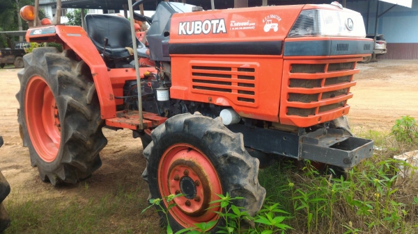 ขายรถไถ KUBOTA L2605 รถไร่ สภาพเดิมๆ พร้อมผาน5 ราคา 125,000 เครื่องดี เกียร์ดี ไฮดี พร้อมใช้งาน ราคาต่อรองได้ สนใจโทรคุยกันก่อนได้ครับ มีรถขนส่งบริการทั่วไทย ร้านสามย่านแทรคเตอร์ อ.แกลง จ.ระยอง โทร 0818618678 ,0899347475 id line=0818618678 id line=0917315