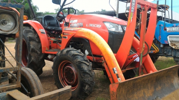 ขายรถไถ KUBOTA L3608 พร้อมดันหน้าคานบน ราคา 255,000 เครื่องดี เกียร์ดี ไฮดี พร้อมใช้งาน ราคาต่อรองได้ สนใจโทรคุยกันก่อนได้ครับ มีรถขนส่งบริการทั่วไทย ร้านสามย่านแทรคเตอร์ อ.แกลง จ.ระยอง โทร 0818618678 ,0899347475 id line=0818618678 id line=0917315475