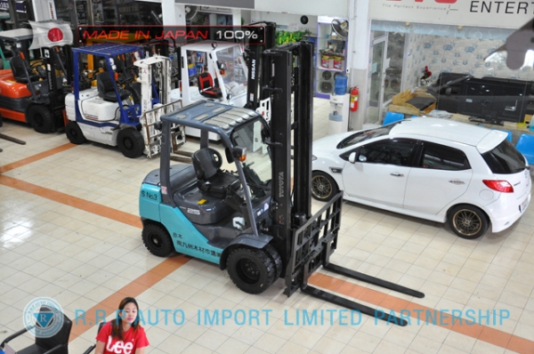 ขายรถโฟล์คลิฟท์มือสอง TOYOTA รุ่น 8FD325-33341 นำเข้าจากประเทศญี่ปุ่น 100\% ไม่เคยใช้งานในไทย