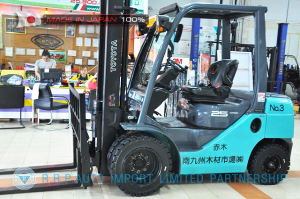 ขายรถโฟล์คลิฟท์มือสอง TOYOTA รุ่น 8FD325-33341 นำเข้าจากประเทศญี่ปุ่น 100\% ไม่เคยใช้งานในไทย