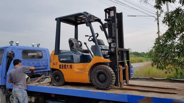 ขายด่วนรถยก TOYOTA7FG15ยก1.5 ตันเสาสูง3เมตรยางตัน4เส้นรถนอกนำเข้ายังไม่เคยใช้งานในเมืองไทยเลย