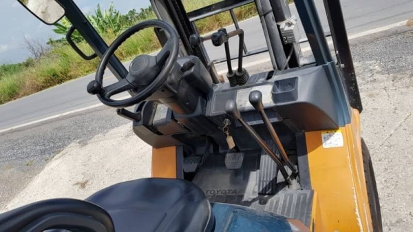 ขายด่วนรถยก TOYOTA7FG15ยก1.5 ตันเสาสูง3เมตรยางตัน4เส้นรถนอกนำเข้ายังไม่เคยใช้งานในเมืองไทยเลย